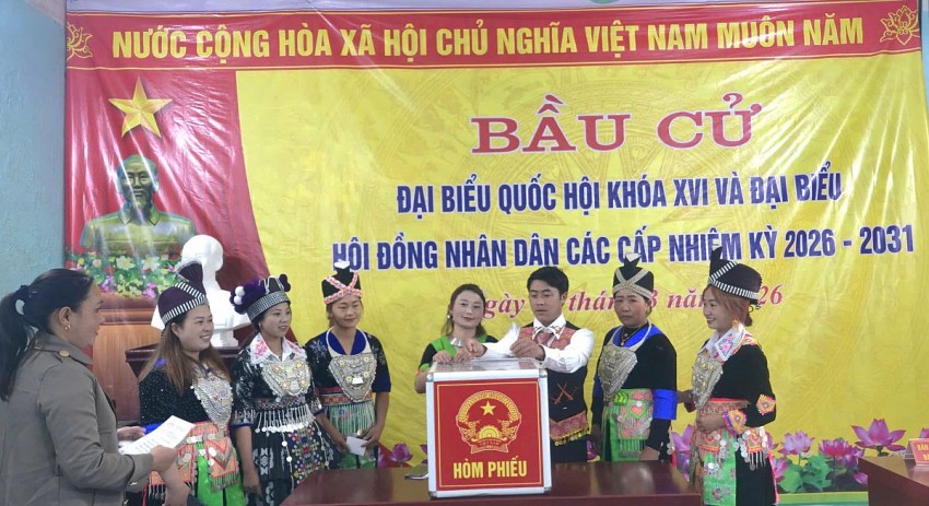 Ngày bầu cử sớm của đồng bào Huồi Tụ