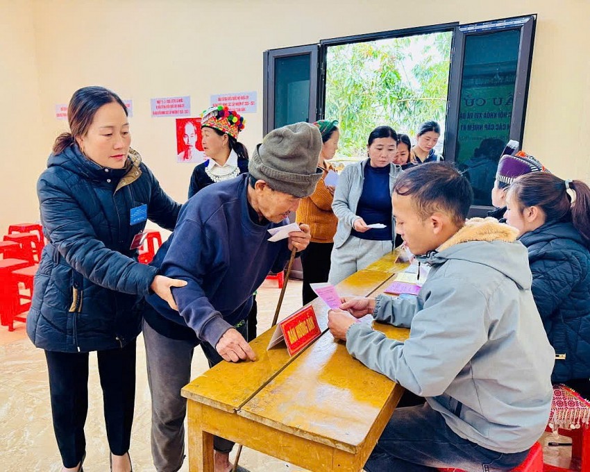 Ngày bầu cử sớm của đồng bào Huồi Tụ