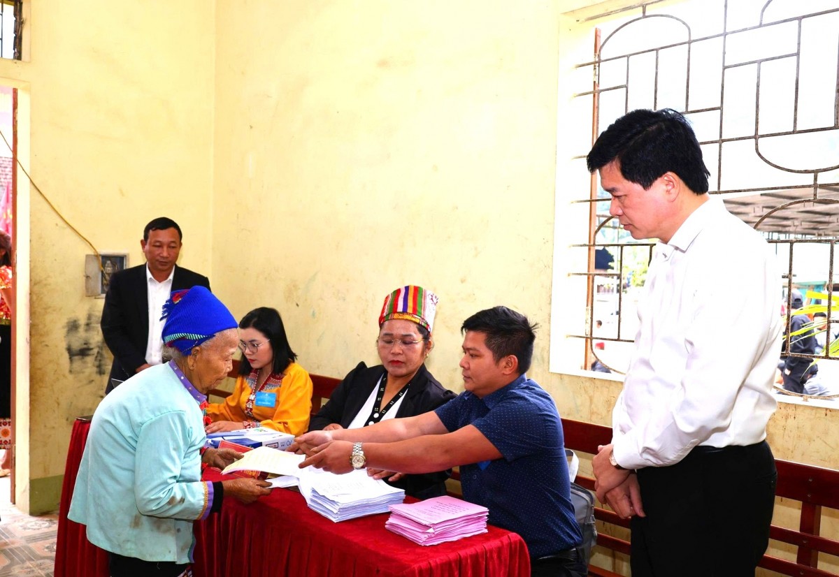 Bản làng Đan Lai giữa đại ngàn Pù Mát nô nức đi bầu cử sớm