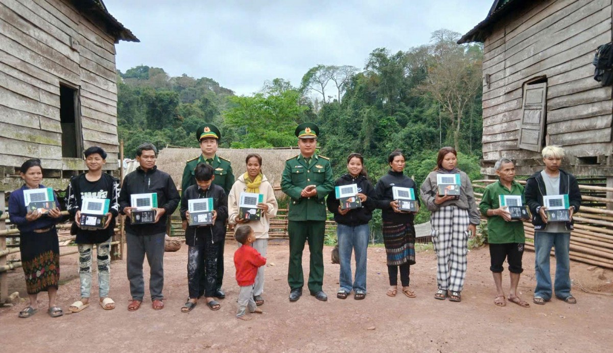 Bộ đội Biên phòng tỉnh Quảng Trị ra sức tuyên truyền bầu cử ở khu vực biên giới Bộ đội Biên phòng tỉnh Quảng Trị ra sức tuyên truyền bầu cử ở khu vực biên giới