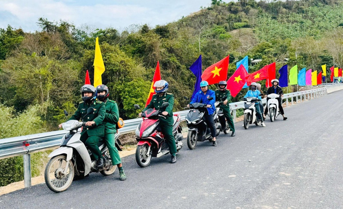 Bộ đội Biên phòng tỉnh Quảng Trị ra sức tuyên truyền bầu cử ở khu vực biên giới Bộ đội Biên phòng tỉnh Quảng Trị ra sức tuyên truyền bầu cử ở khu vực biên giới