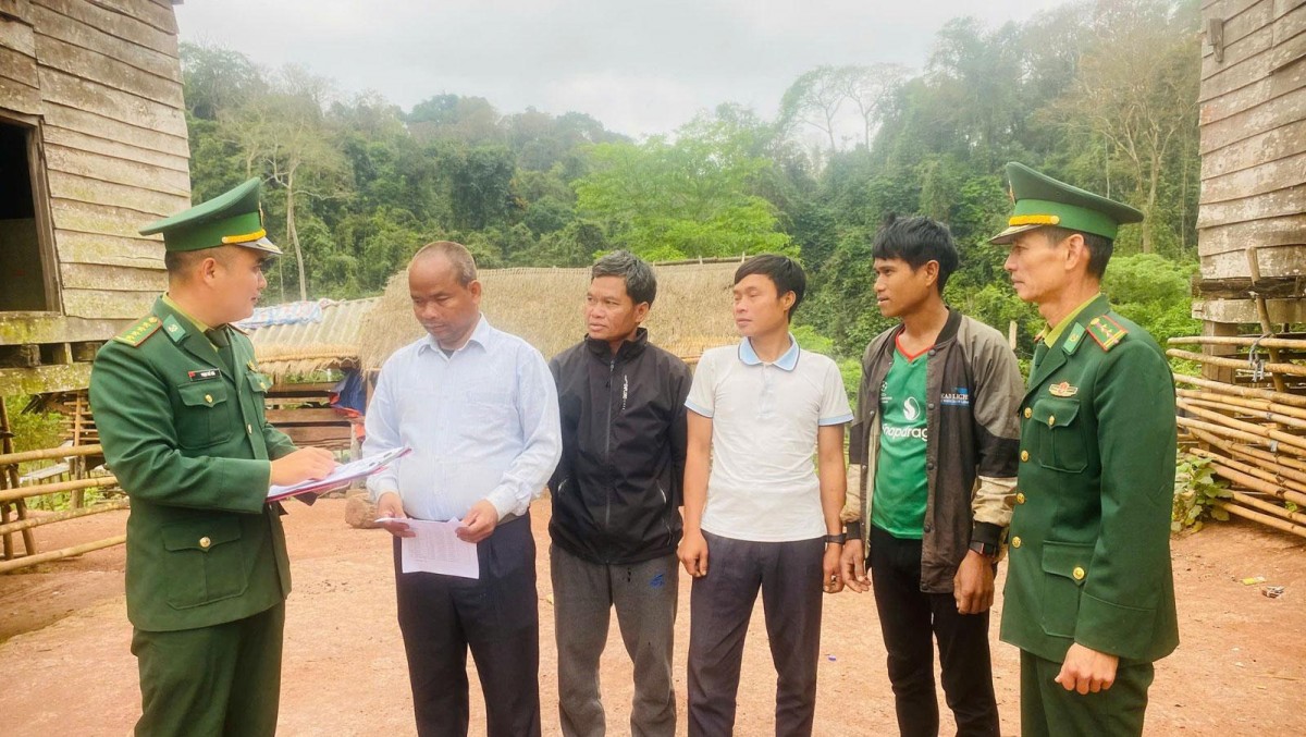 Bộ đội Biên phòng tỉnh Quảng Trị ra sức tuyên truyền bầu cử ở khu vực biên giới Bộ đội Biên phòng tỉnh Quảng Trị ra sức tuyên truyền bầu cử ở khu vực biên giới