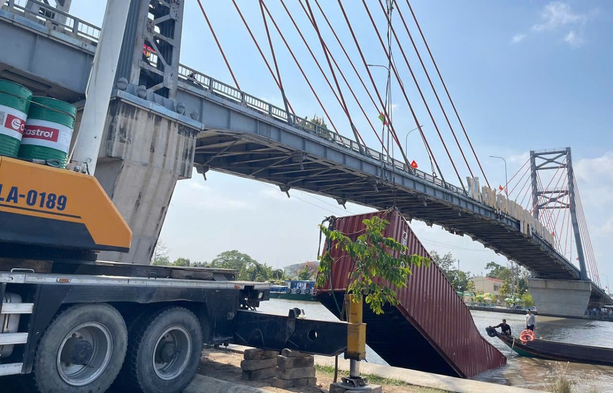 Đồng Tháp: Sà lan vướng dây điện, container rơi xuống kênh Chợ Gạo