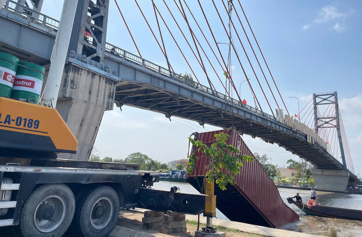 Đồng Tháp: Sà lan vướng dây điện, container rơi xuống kênh Chợ Gạo