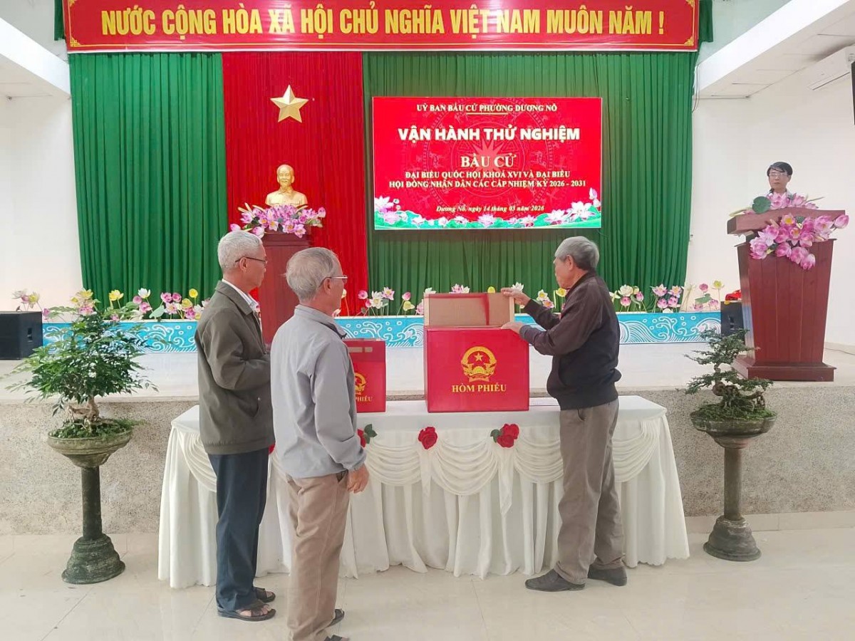 các cử tri tham gia vận hành thử nghiệm bầu cử