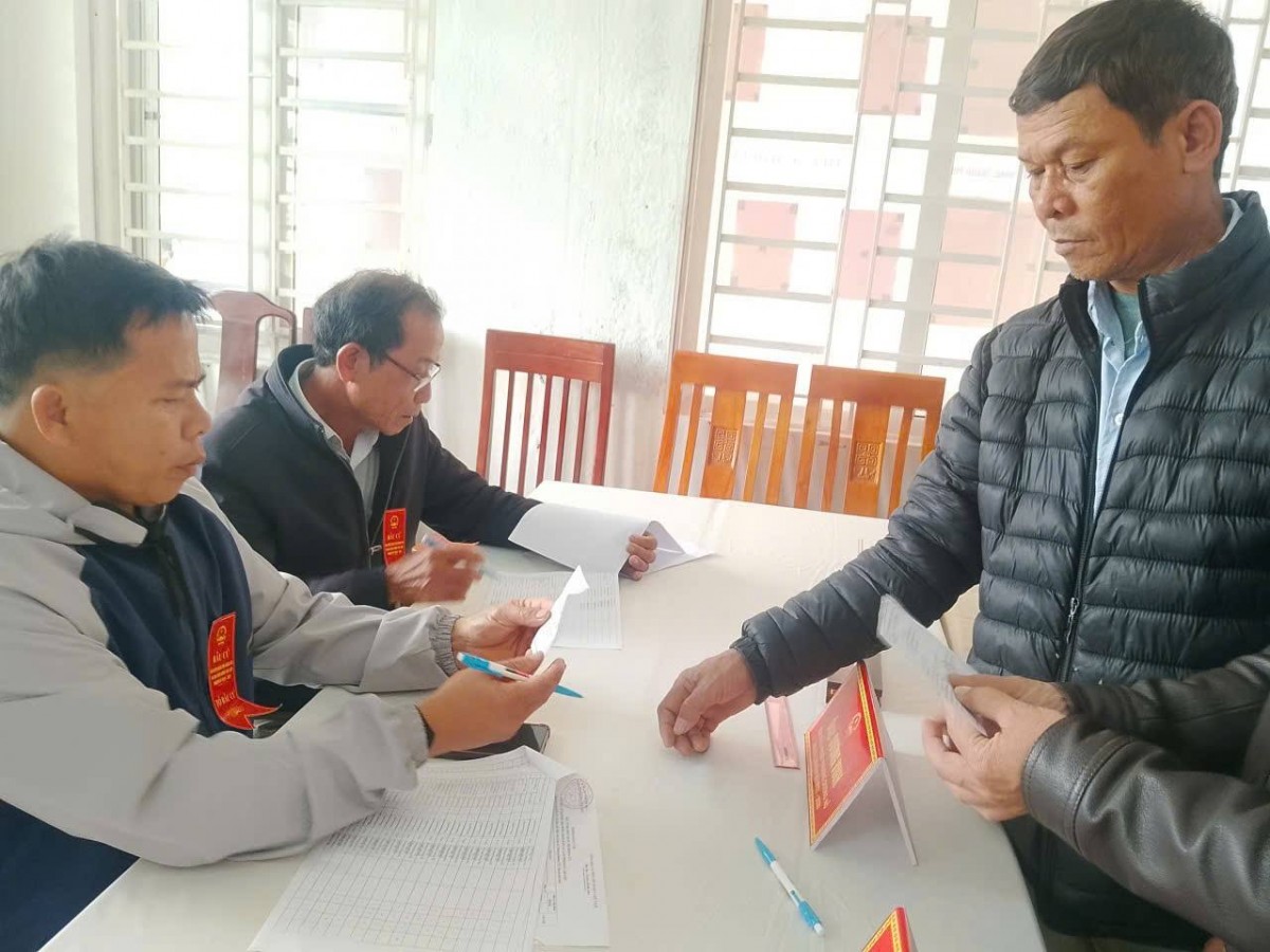 từng thành viên trong tổ bầu cử được phân công nhiệm vụ cụ thể