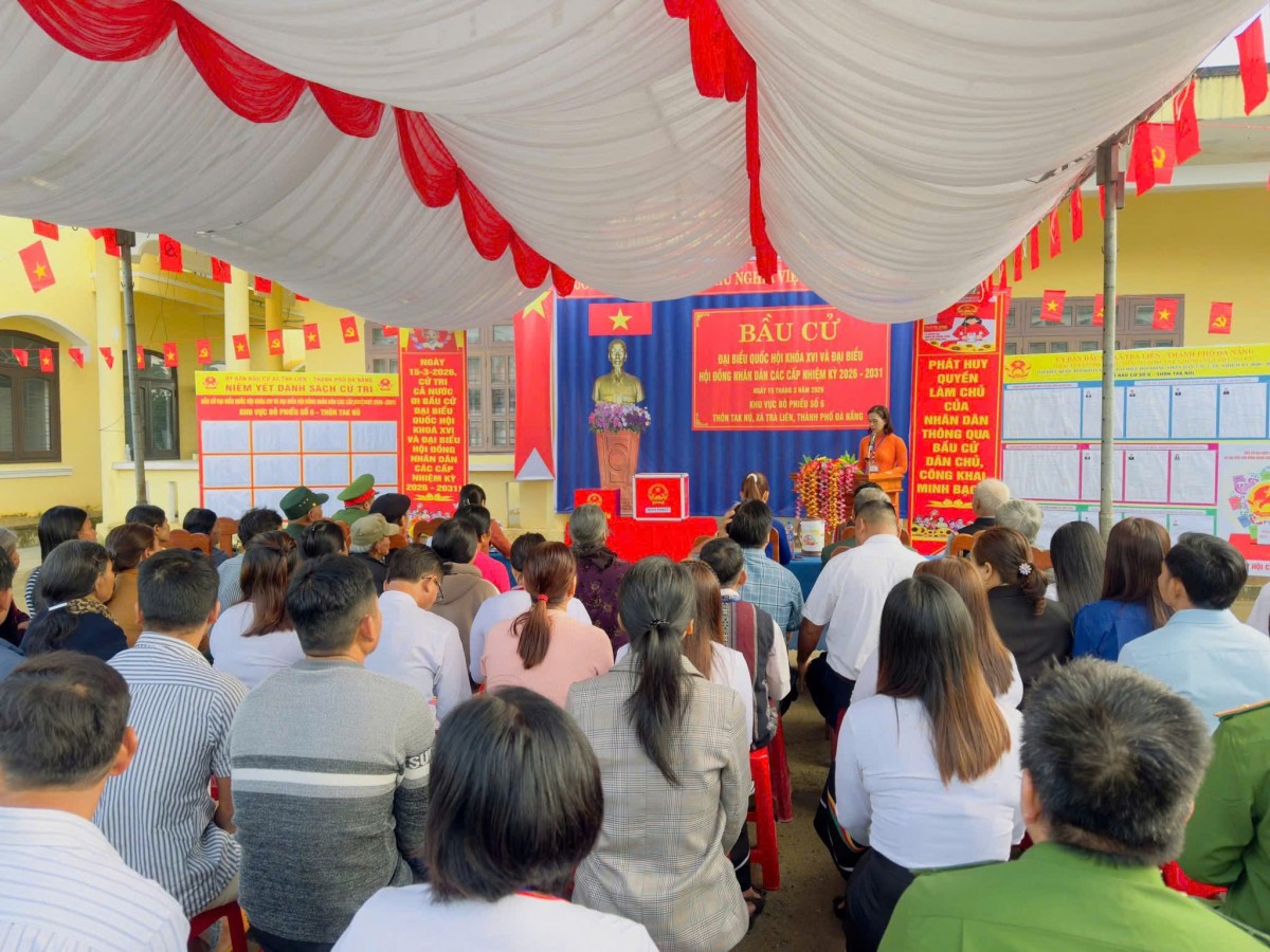 Không khí khai mạc bầu cử tại một điểm bỏ phiếu ở Đà Nẵng.