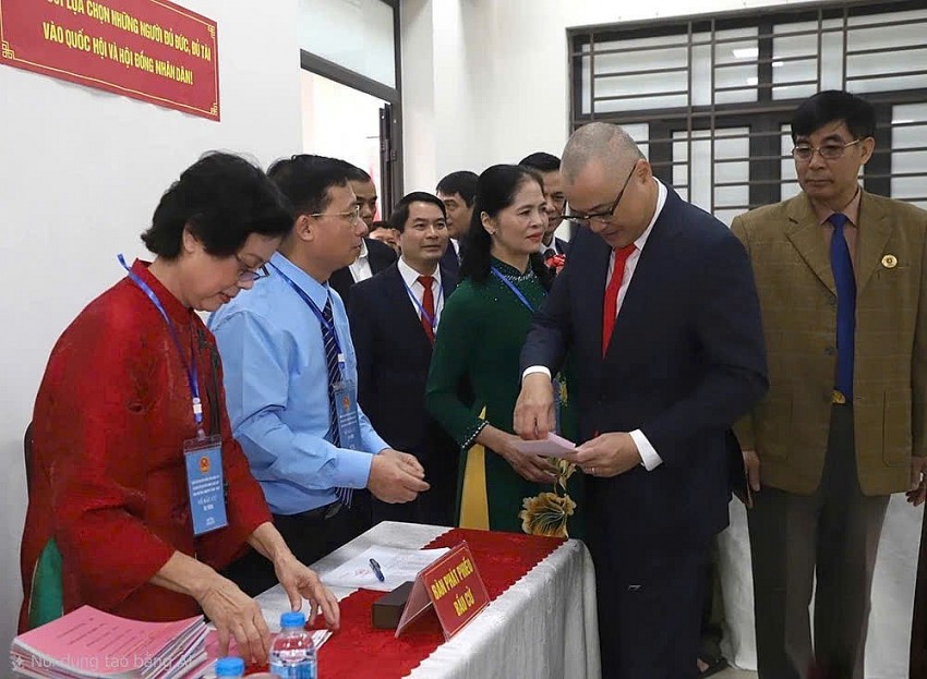 Bí thư Tỉnh ủy Phú Thọ dự khai mạc và bỏ phiếu tại Khu vực bỏ phiếu số 18