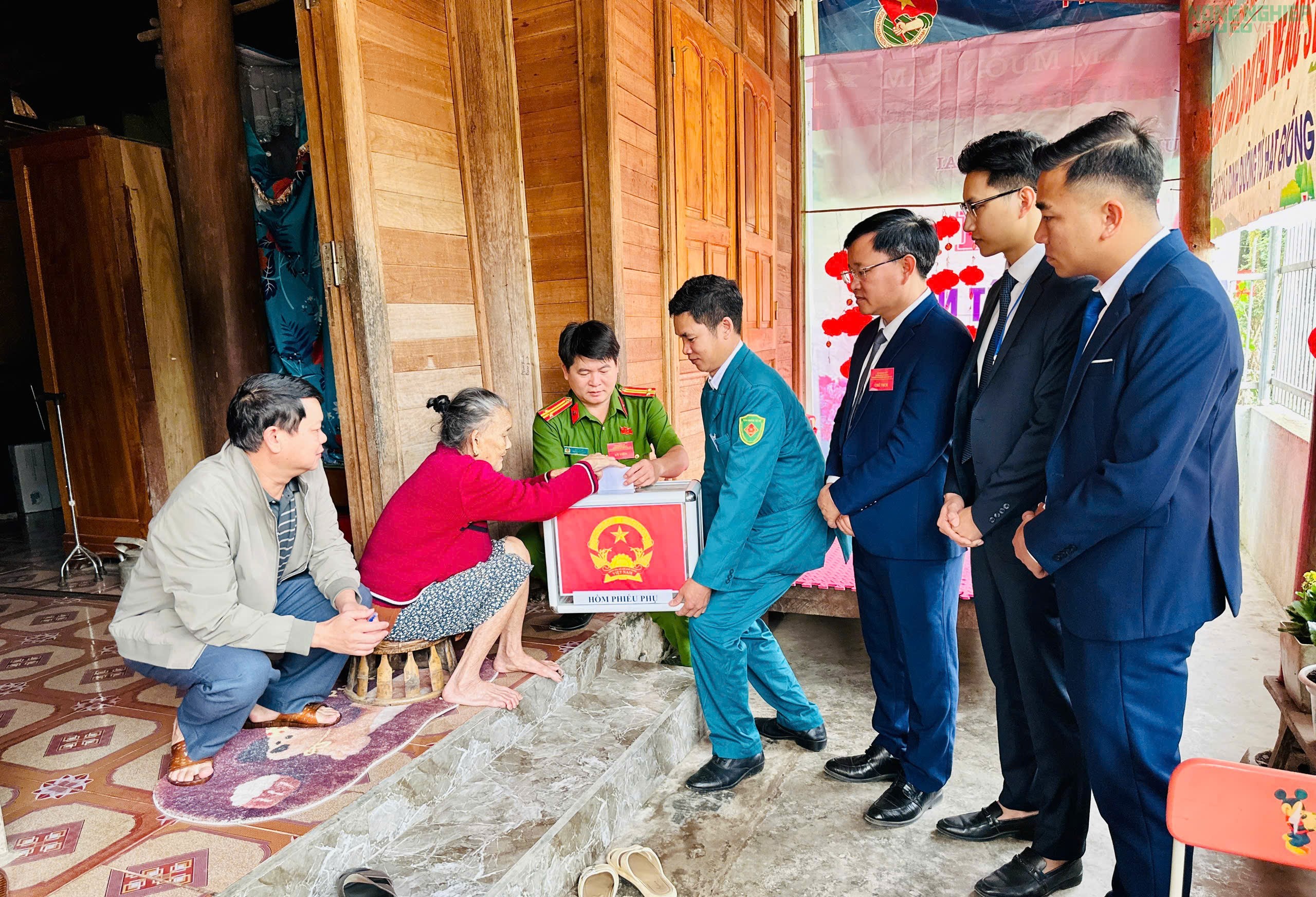 Nghệ An: 83/130 xã, phường hoàn thành, tỉ lệ đi bầu cử đạt 99,76%