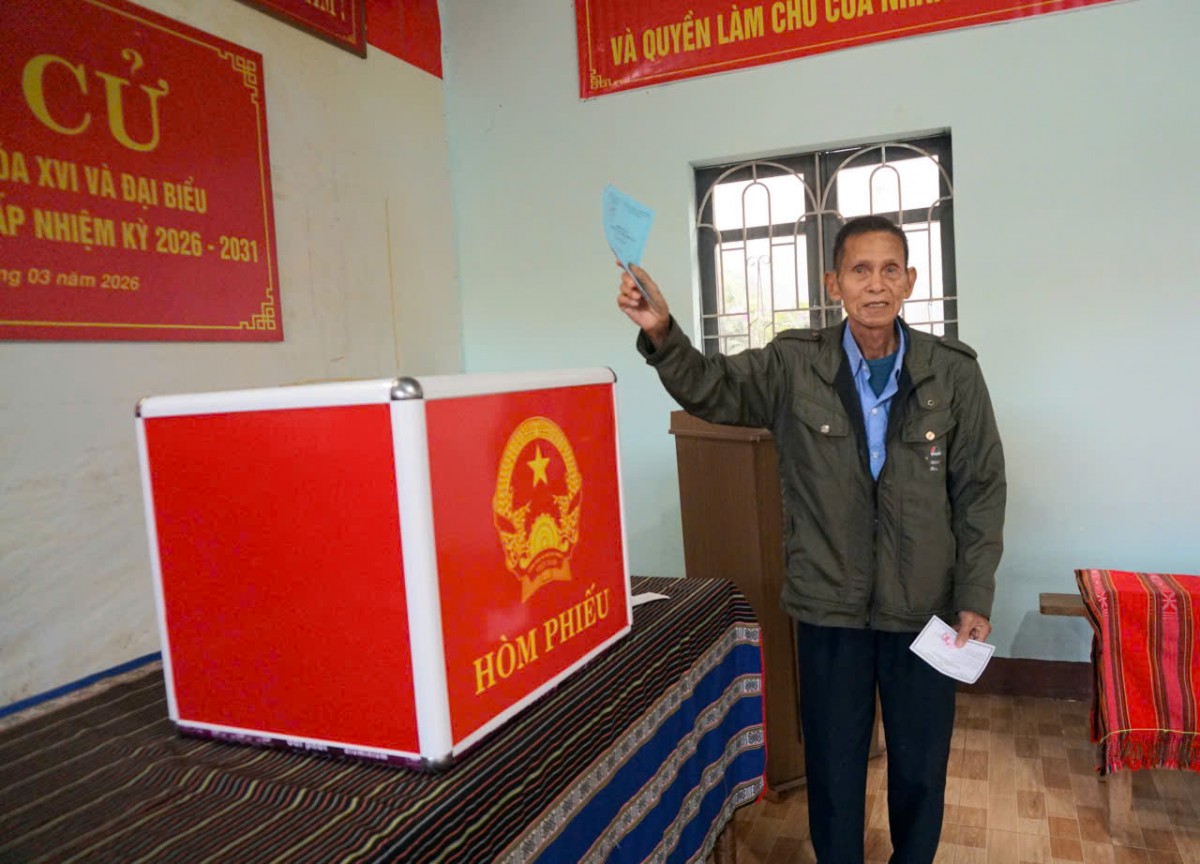 Đắk Lắk: Người dân xã Ea Na gửi gắm niềm tin qua từng lá phiếu