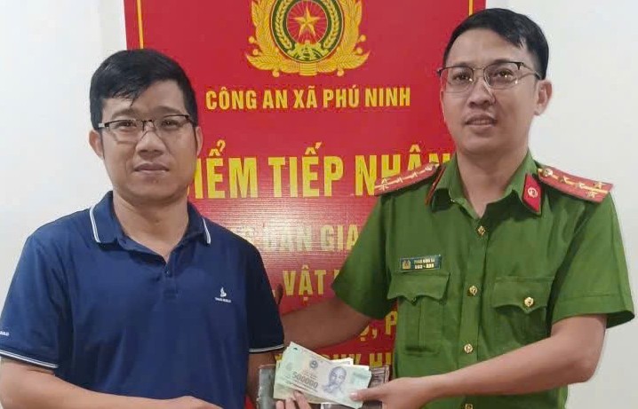 TP Đà Nẵng: Công an xã Phú Ninh trao trả ví tiền cho người đánh rơi