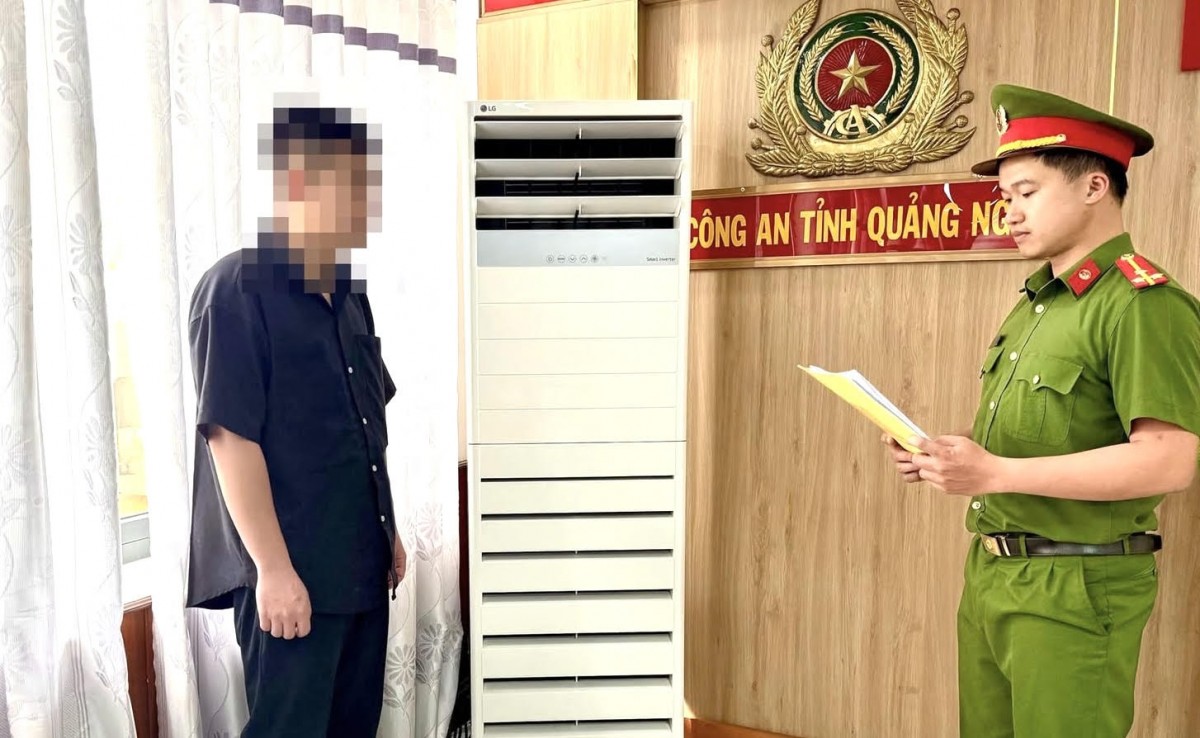 Công an Quảng Ngãi thực hiện bắt tạm giam đối tượng Nguyễn Gia Bảo. Ảnh: Công an Quảng Ngãi