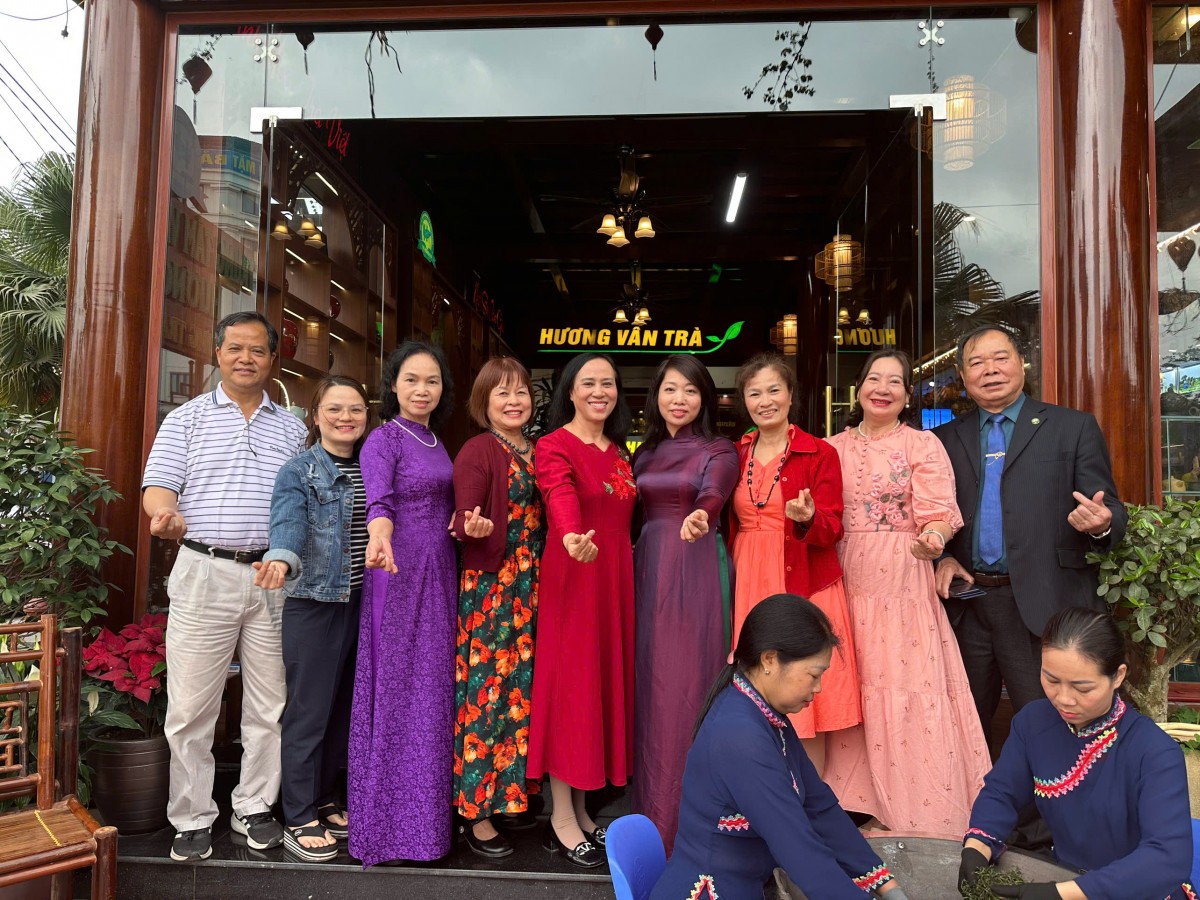 Các đại biểu tham dự chụp ảnh lưu niệm