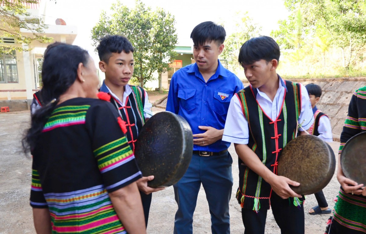 Người “truyền lửa” nơi vùng biên Tuy Đức