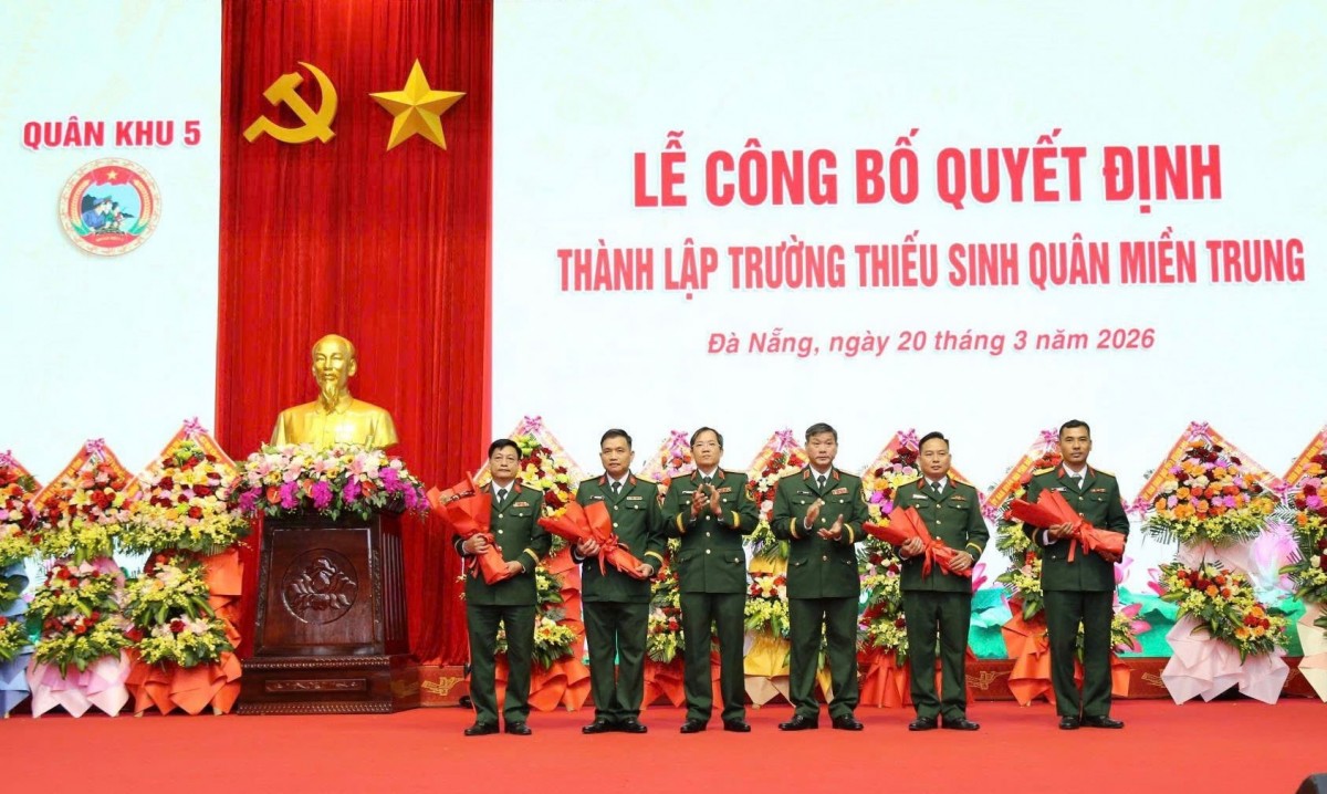  2 / 2  Lãnh đạo Quân khu 5 tặng hoa chúc mừng Ban Giám hiệu nhà trường. 