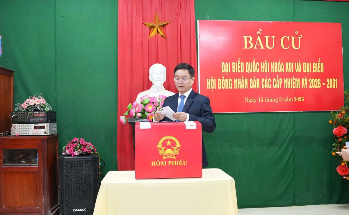 UVTW Đảng, Bí thư Thành ủy Huế, Đồng chí Nguyễn Đình Trung tham gia bầu cử.