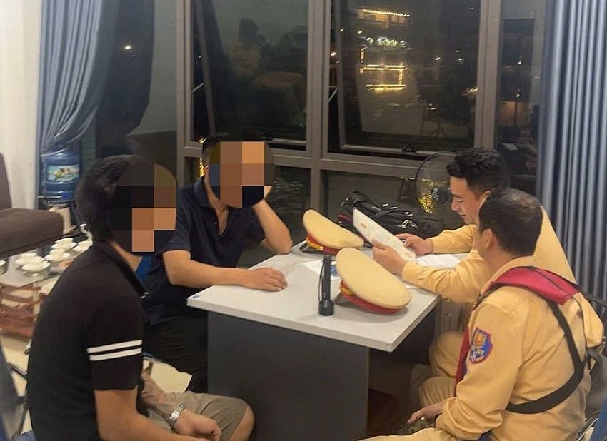 ực lượng chức năng làm việc với người điều khiển phương tiện.