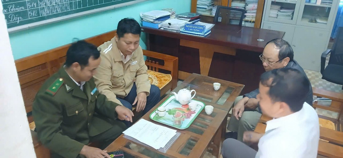 tiến hành các thủ tục để tiếp nhận cá thể Cu li được bàn giao từ phía nhà trường.