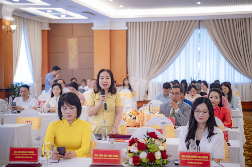 Đại diện cơ quan báo chí đặt câu hỏi tại cuộc họp báo