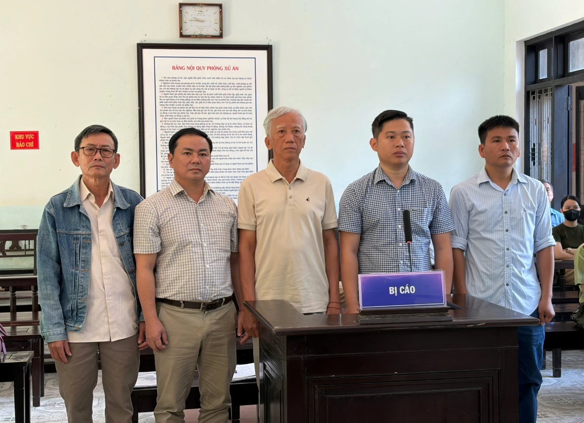 5 bị cáo bị TAND TP. Huế xét xử về tội “Thiếu trách nhiệm gây hậu quả nghiêm trọng.