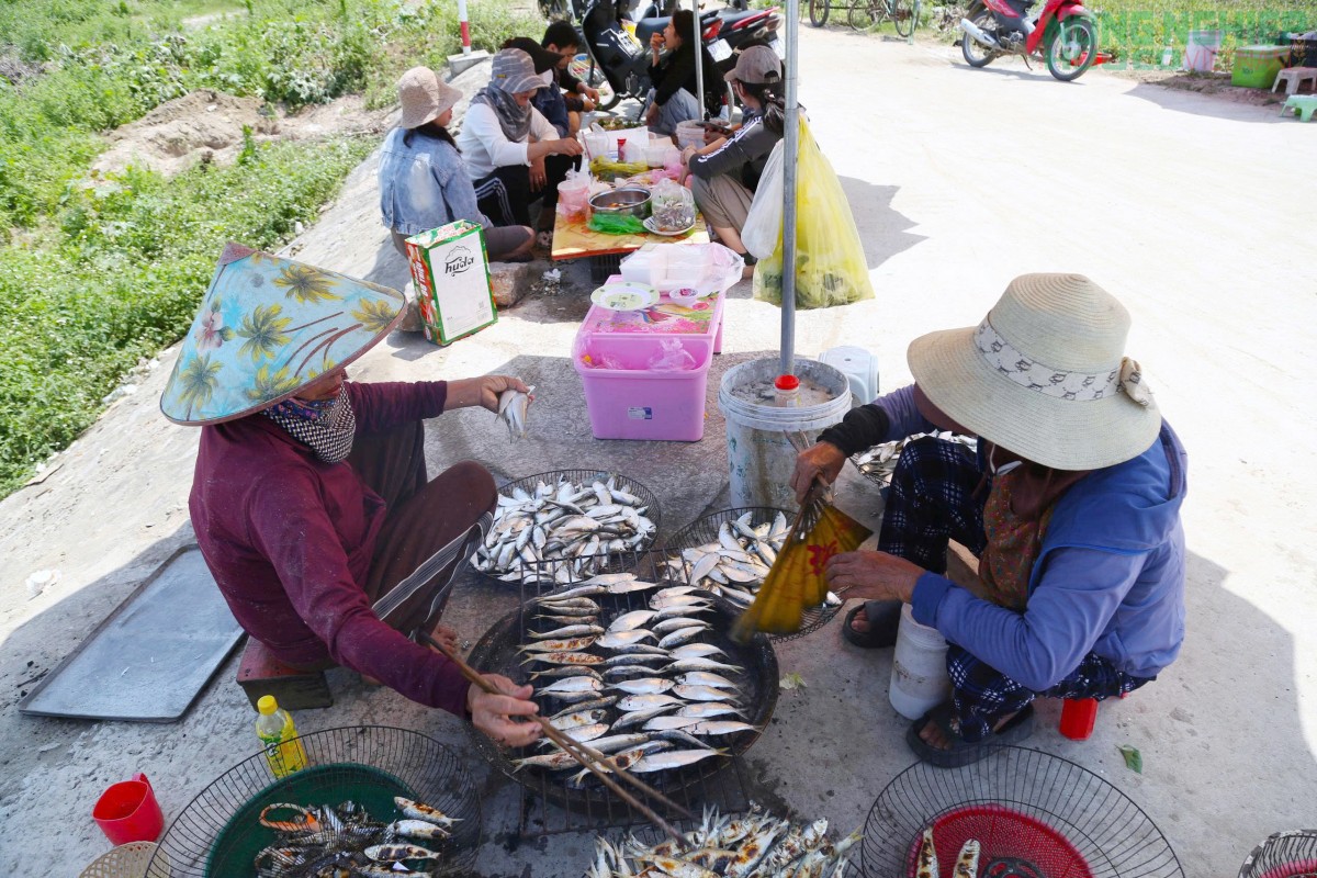 Cá trích nướng “gây sốt” mạng xã hội, thơm lừng làng biển xứ Nghệ