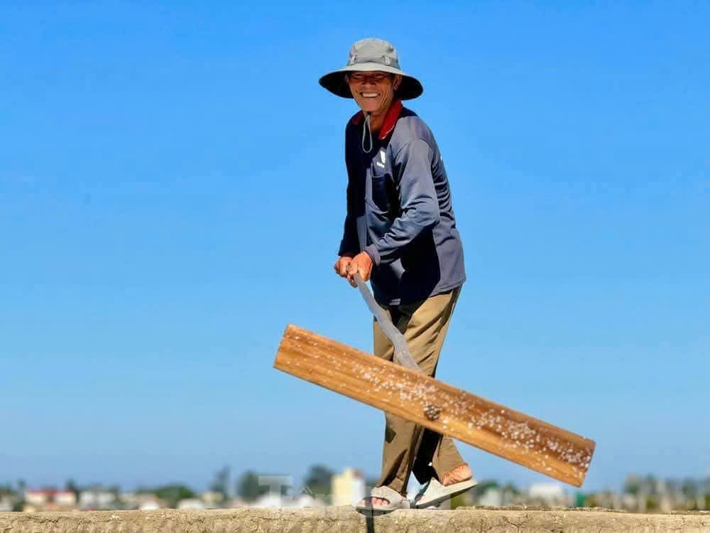Diêm dân Sa Huỳnh thu hoạch muối trong vụ mới, khi giá muối tăng cao, mang lại nhiều kỳ vọng về thu nhập