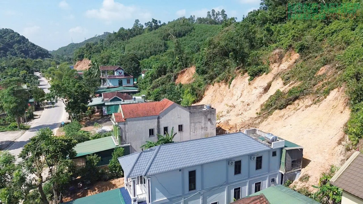 Nghệ An: Khẩn trương khắc phục điểm sạt lở do mưa bão trên Quốc lộ 15A