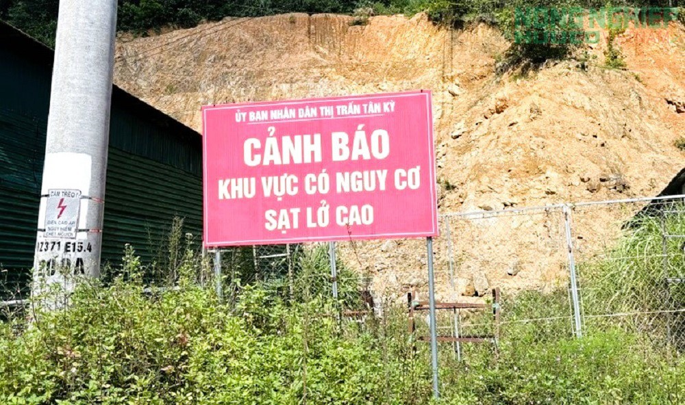 Nghệ An: Khẩn trương khắc phục điểm sạt lở do mưa bão trên Quốc lộ 15A