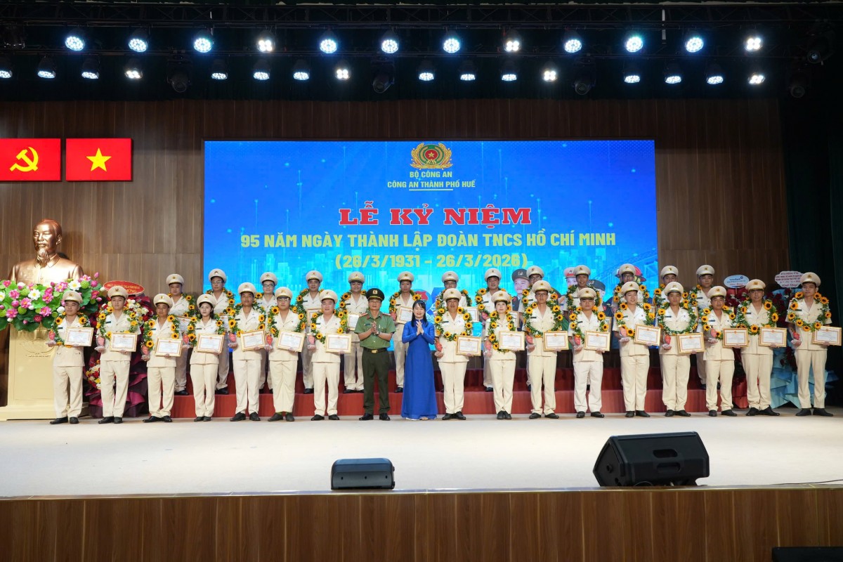 trao tặng giấy khen