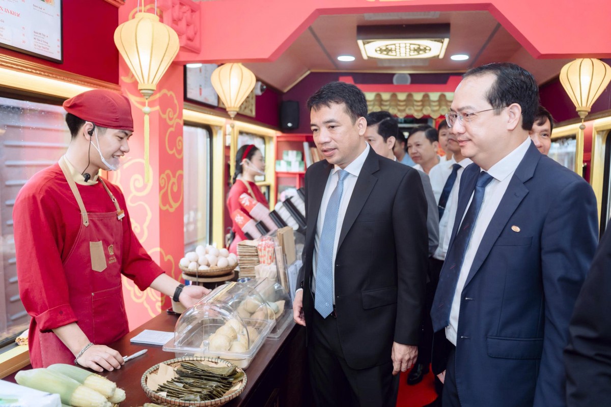 Lãnh đạo Tp. Huế tham gia trải nghiệm văn hóa, ẩm thực địa phương trên toa xe cộng đồng..