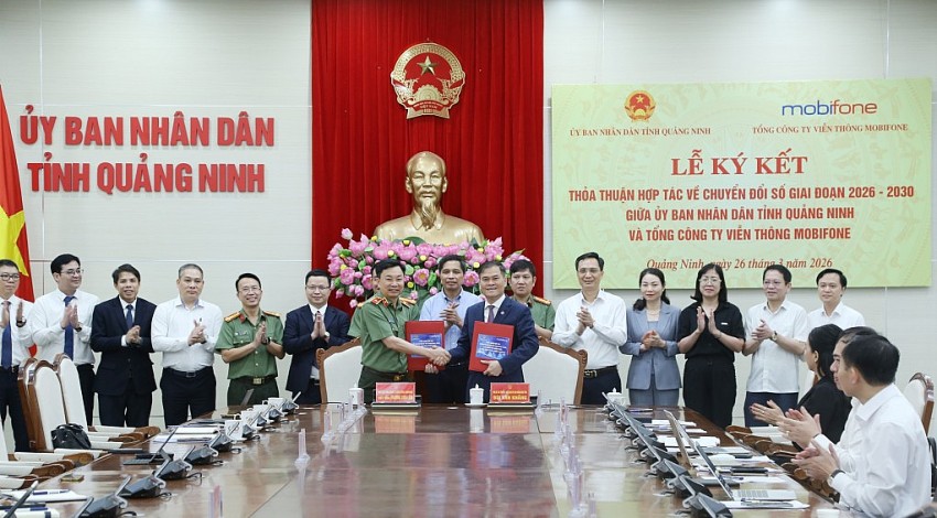 Ông Bùi Văn Khắng, Phó Bí thư Tỉnh ủy, Chủ tịch UBND tỉnh và Thiếu tướng Trương Sơn Lâm, Chủ tịch Tổng Công ty Viễn thông MobiFone, trao biên bản hợp tác.