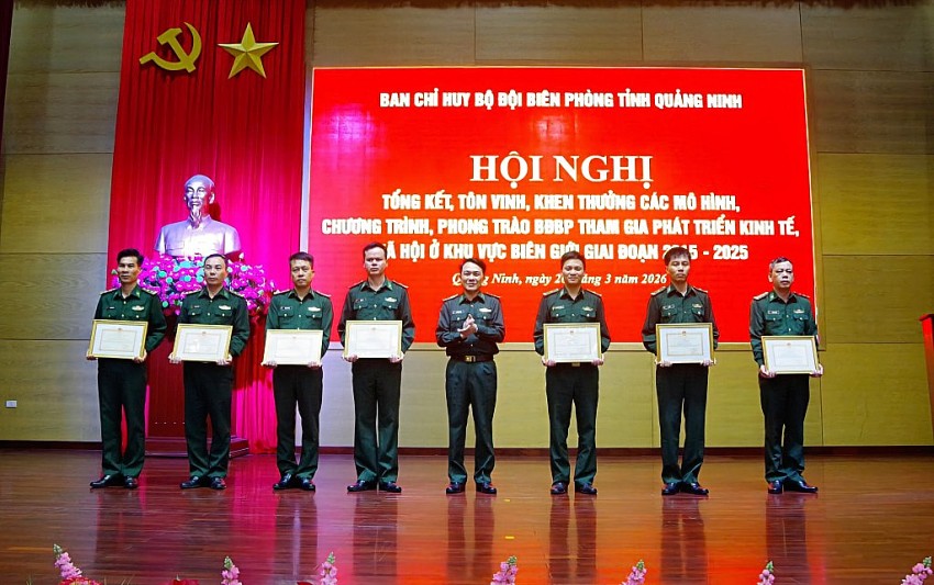 Các tập thể và cá nhân được khen thưởng tại hội nghị.