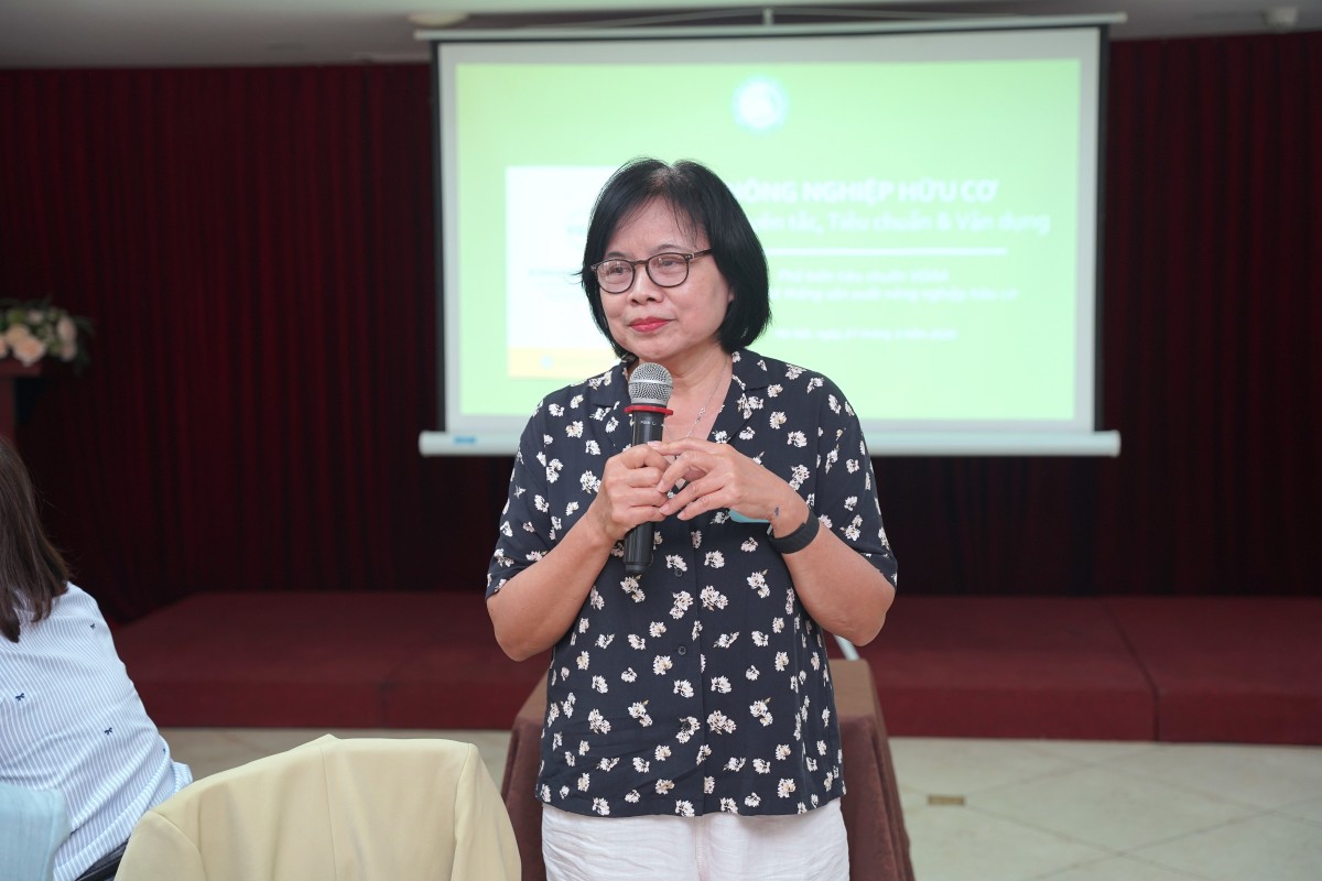 Bà Từ Thị Tuyết Nhung trình bày các nguyên tắc nền tảng của nông nghiệp hữu cơ tại lớp tập huấn.