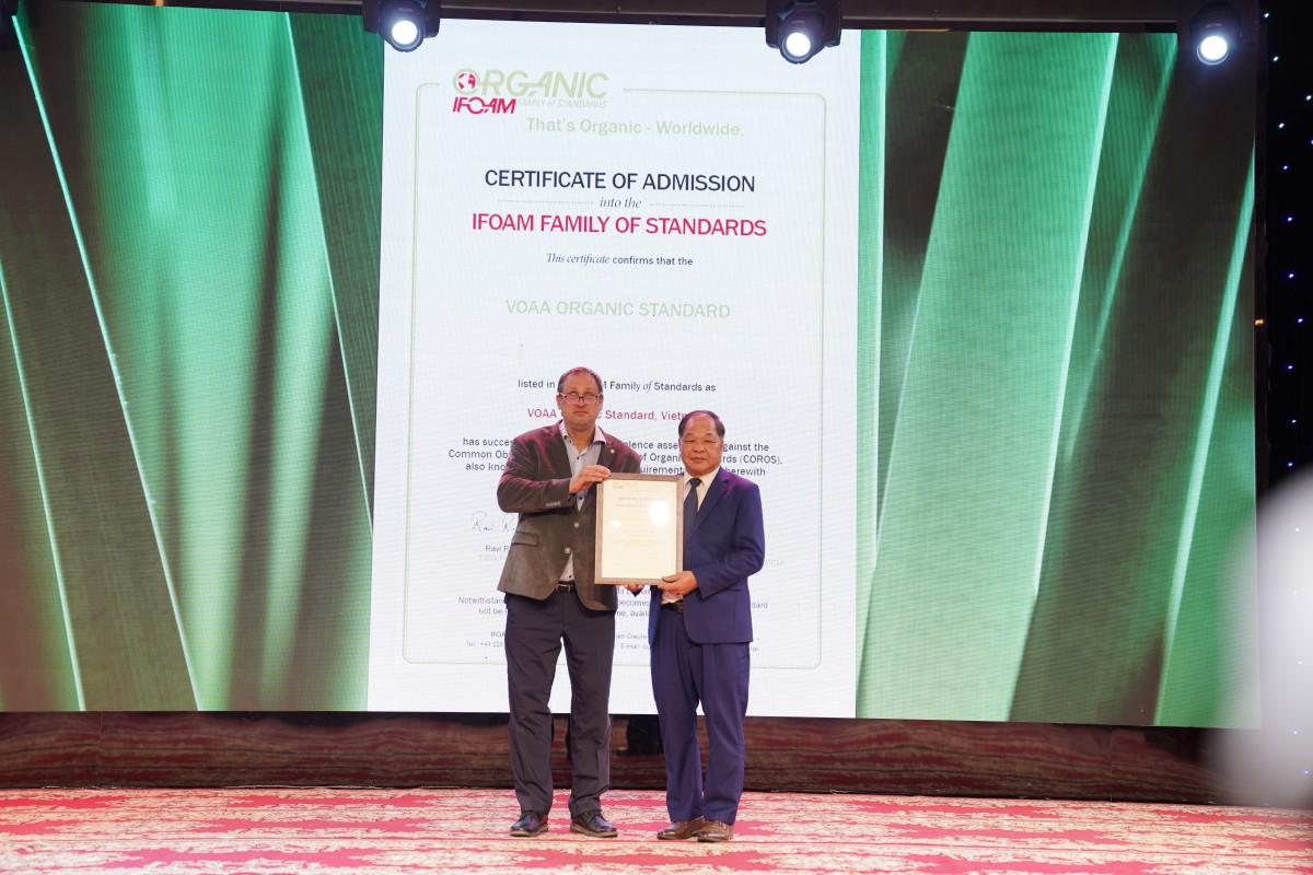 Ông Marco Schluter, Phó Chủ tịch IFOAM - Oganics International trao chứng nhận tiêu chuẩn hữu cơ VOAA là thành viên trong Gia đình tiêu chuẩn IFOAM quốc tế cho VOAA.