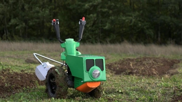 Máy kéo dùng năng lượng mặt trời mang lại hy vọng cho nông dân ở quốc gia Đông Phi