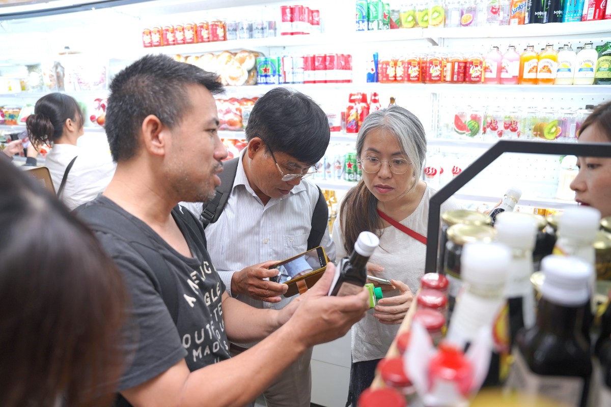 Hoạt động thực tế giúp học viên đối chiếu giữa tiêu chuẩn hữu cơ và cách sản phẩm được thể hiện trên bao bì ngoài thị trường.