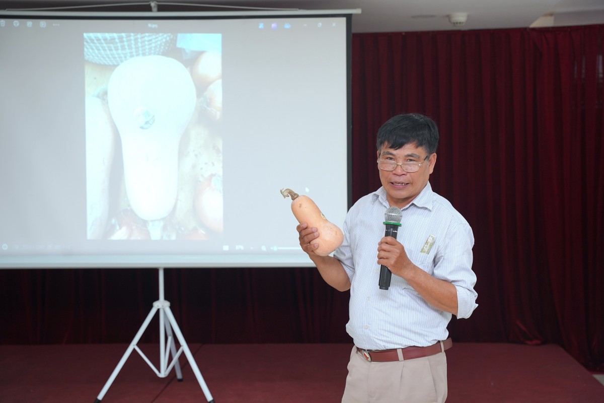 Học viên trình bày kết quả quan sát tem nhãn, truy xuất nguồn gốc và thông tin chứng nhận sau buổi thực hành tại điểm bán.