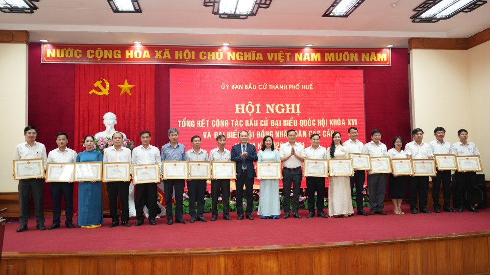 Chủ tịch UBND thành phố Huế khen thưởng các cá nhân và tập thể đã có thành tích xuất sắc trong công tác bầu cử