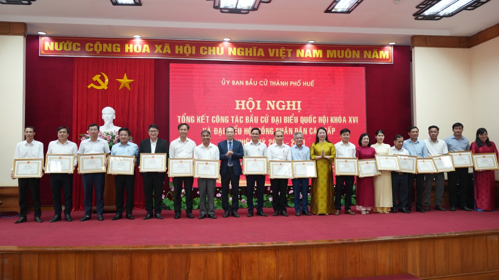 Chủ tịch UBND thành phố Huế khen thưởng các cá nhân và tập thể đã có thành tích xuất sắc trong công tác bầu cử