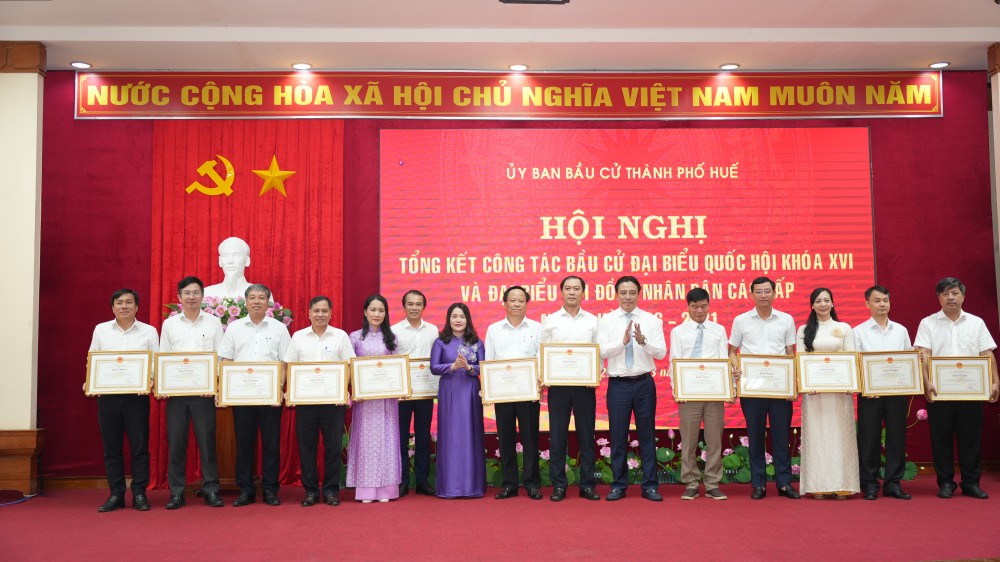 Chủ tịch UBND thành phố Huế khen thưởng các cá nhân và tập thể đã có thành tích xuất sắc trong công tác bầu cử