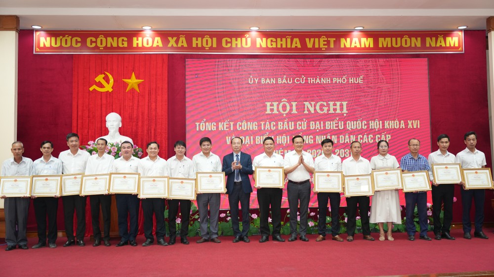 Chủ tịch UBND thành phố Huế khen thưởng các cá nhân và tập thể đã có thành tích xuất sắc trong công tác bầu cử