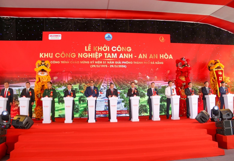 Phó Chủ tịch Quốc hội Nguyễn Đức Hải, Trần Quang Phương, Thứ trưởng Bộ Xây dựng Nguyễn Tường Văn cùng các đại biểu thực hiện nghi thức khởi công dự án.