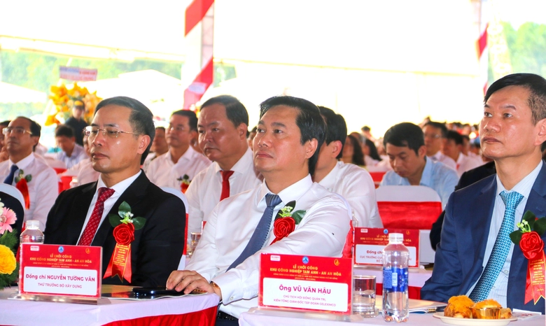 Thứ trưởng Bộ Xây dựng Nguyễn Tường Văn (đứng giữa) cùng các đại biểu tham dự lễ khởi công dự án.