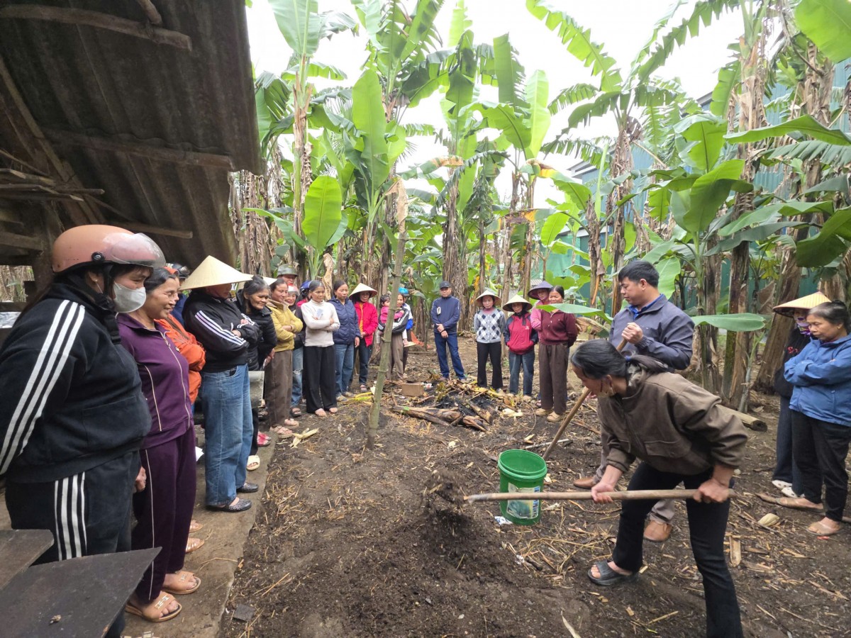 Tập huấn về kỹ thuật ủ phân hữu cơ bằng men vi sinh cho bà con nông dân