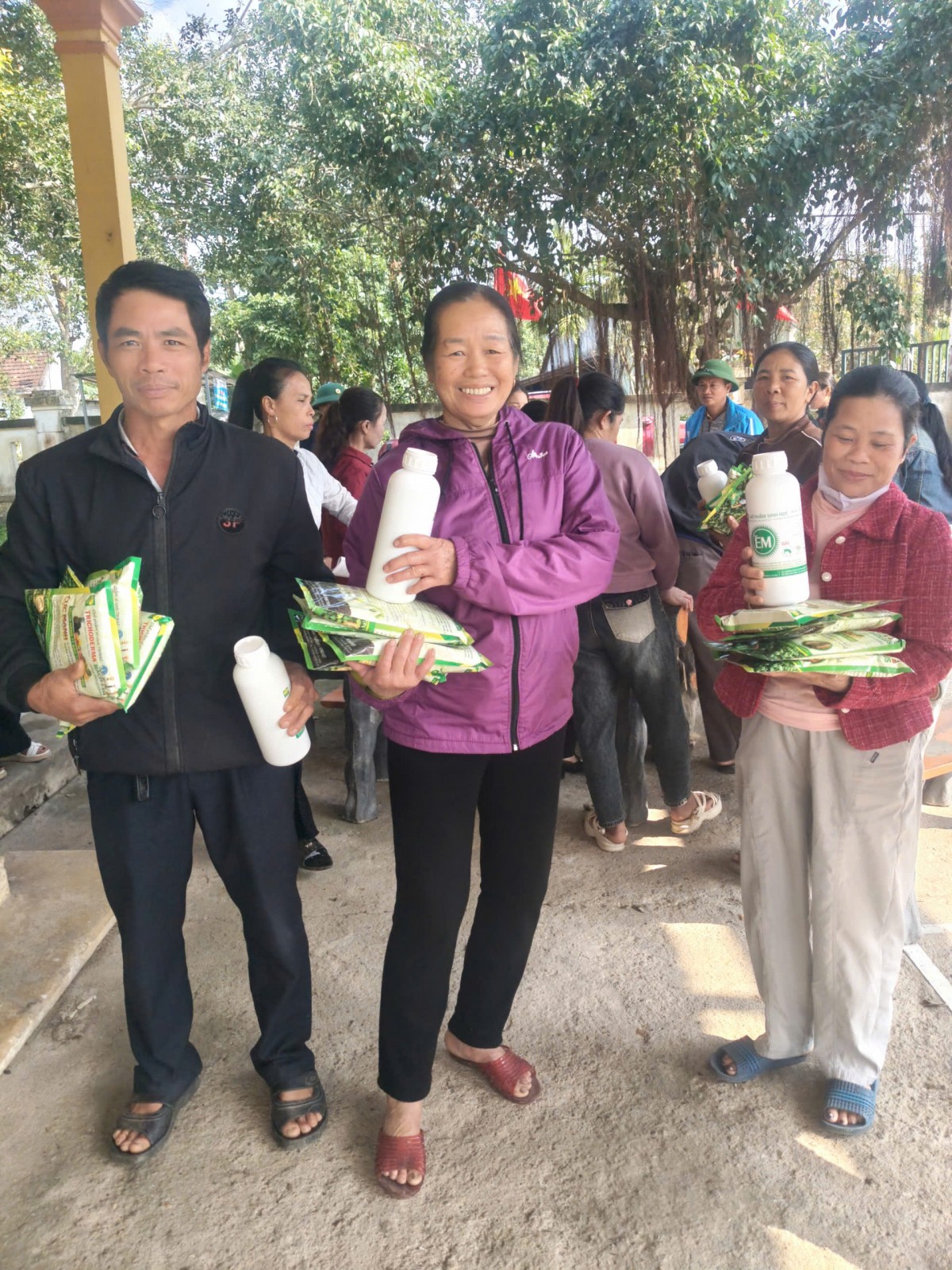 Tập huấn về kỹ thuật ủ phân hữu cơ bằng men vi sinh cho bà con nông dân