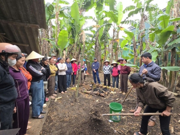 Tập huấn về kỹ thuật ủ phân hữu cơ bằng men vi sinh cho bà con nông dân