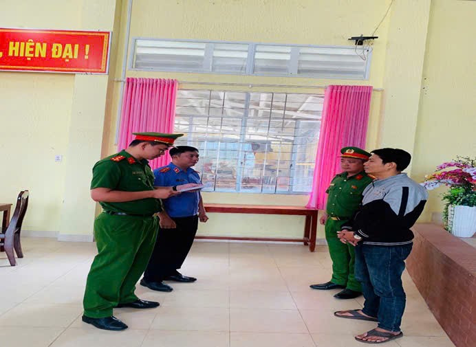 Khởi tố giám đốc doanh nghiệp sang chiết 212 bao đường nghi giả