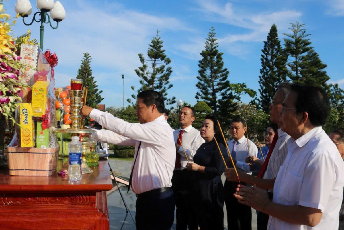 Đắk Lắk: Lãnh đạo tỉnh dâng hương kỷ niệm 51 năm Ngày giải phóng Phú Yên