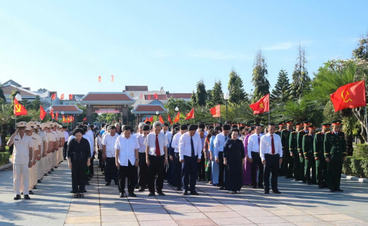 Đắk Lắk: Lãnh đạo tỉnh dâng hương kỷ niệm 51 năm Ngày giải phóng Phú Yên