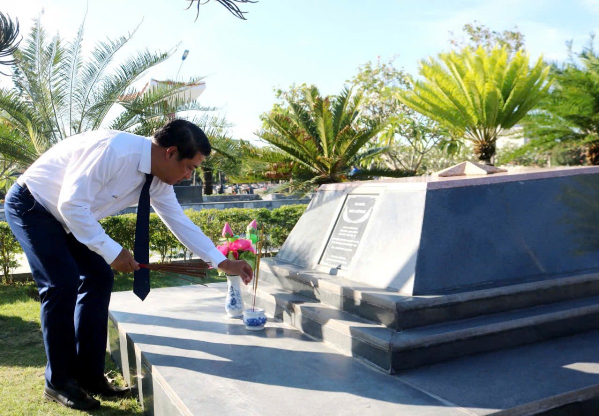 Đắk Lắk: Lãnh đạo tỉnh dâng hương kỷ niệm 51 năm Ngày giải phóng Phú Yên